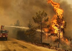 Incendios arrasan en Turquía; desalojan sitios turísticos