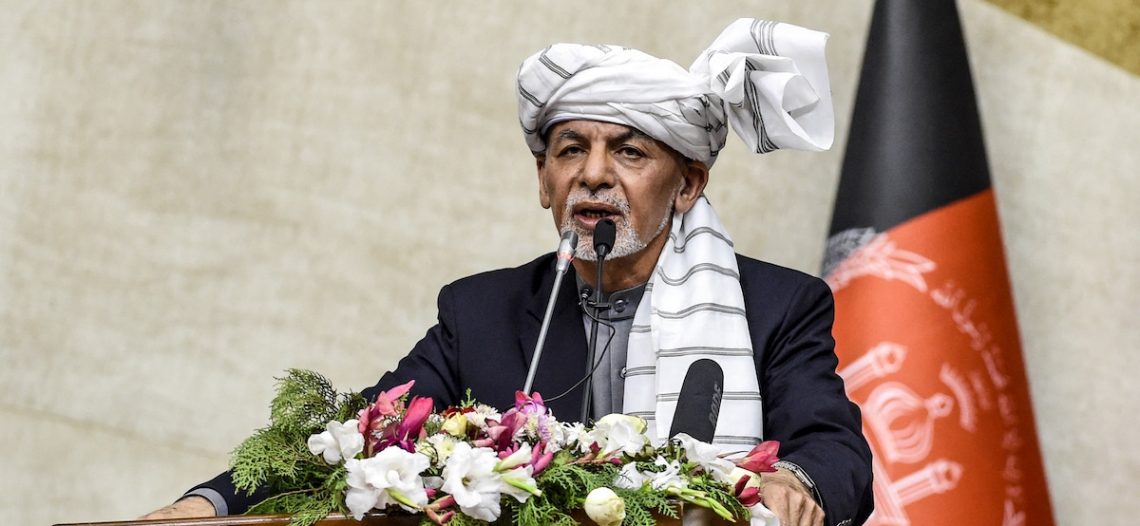 ‘Los talibanes ganaron’, reconoce presidente de Afganistán tras su huida