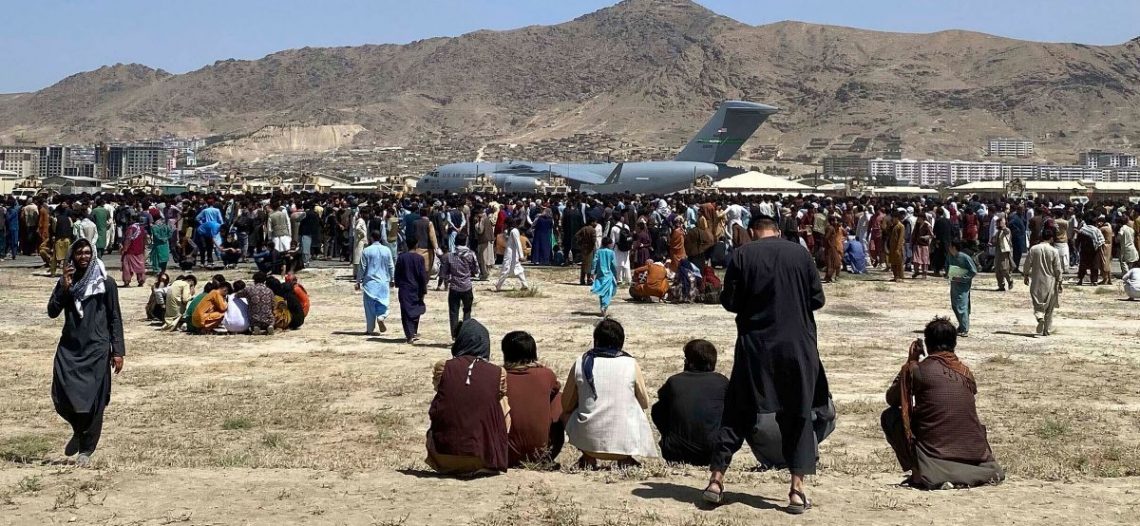 Siete muertos en caos en aeropuerto de Kabul