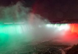 Iluminan las Cataratas del Niágara con los colores de la bandera de México.