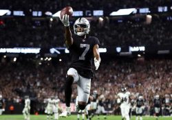 Raiders debutan con victoria en tiempo extra