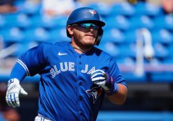 Azulejos y Kirk propinan duro revés a Yanquis