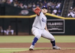 Julio Urías llega a 19 victorias y empata marca de Fernando Valenzuela del 82