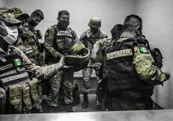 Difunden fotos de militares mexicanos detenidos por cruzar a EU