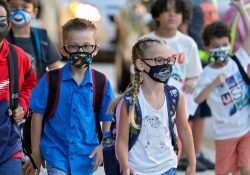 Reino Unido recomienda vacunar contra covid a niños desde 12 años