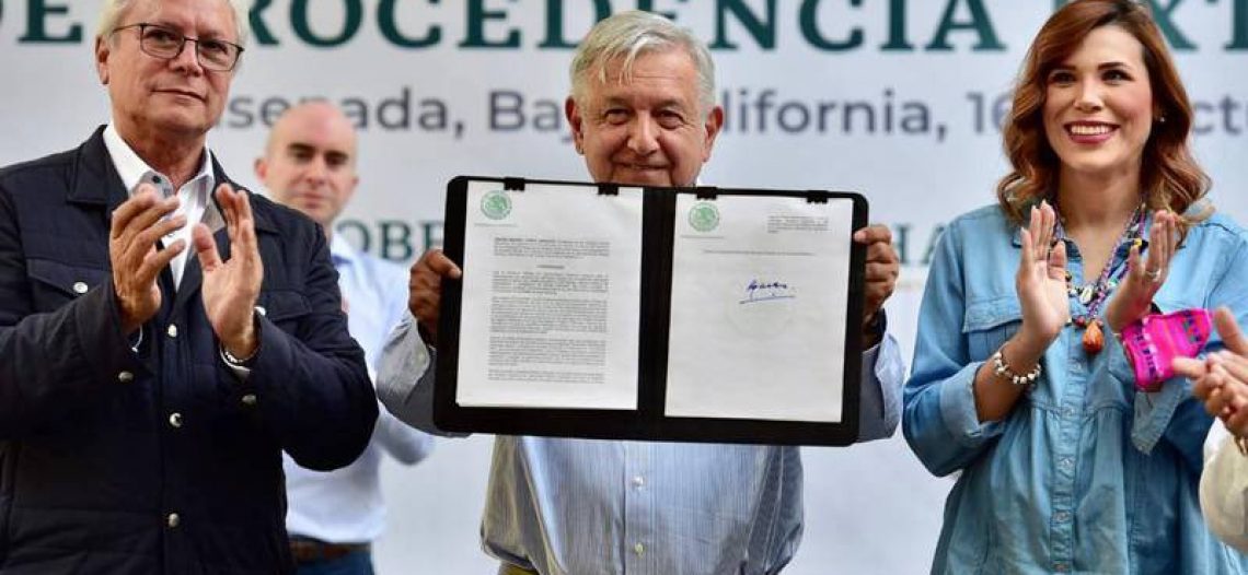 Firma Presidente acuerdo para legalizar autos chocolate