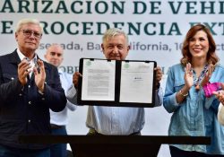 Firma Presidente acuerdo para legalizar autos chocolate