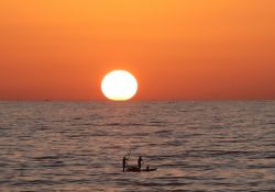 Dos hombres perdidos 29 días en el mar, sobreviven con cocos y naranjas