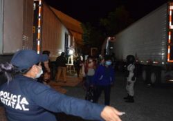 Hacinados y sin ventilación, llevaban 652 indocumentados en tres tractocamiones