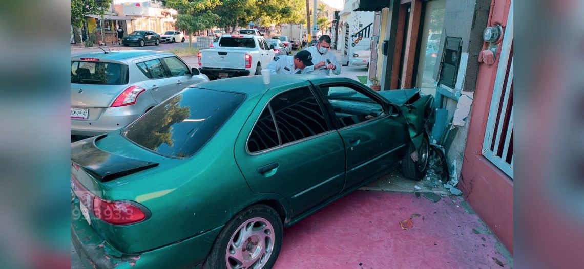 CONDUCTORA ESTRELLA AUTO «CHOCOLATE» CONTRA LOCAL COMERCIAL EN LAS VILLAS