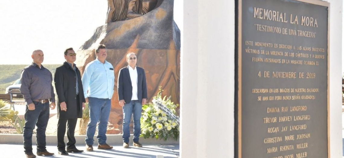 Gobernador Durazo realiza guardia de honor en Memorial de La Mora
