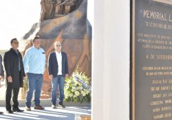 Gobernador Durazo realiza guardia de honor en Memorial de La Mora