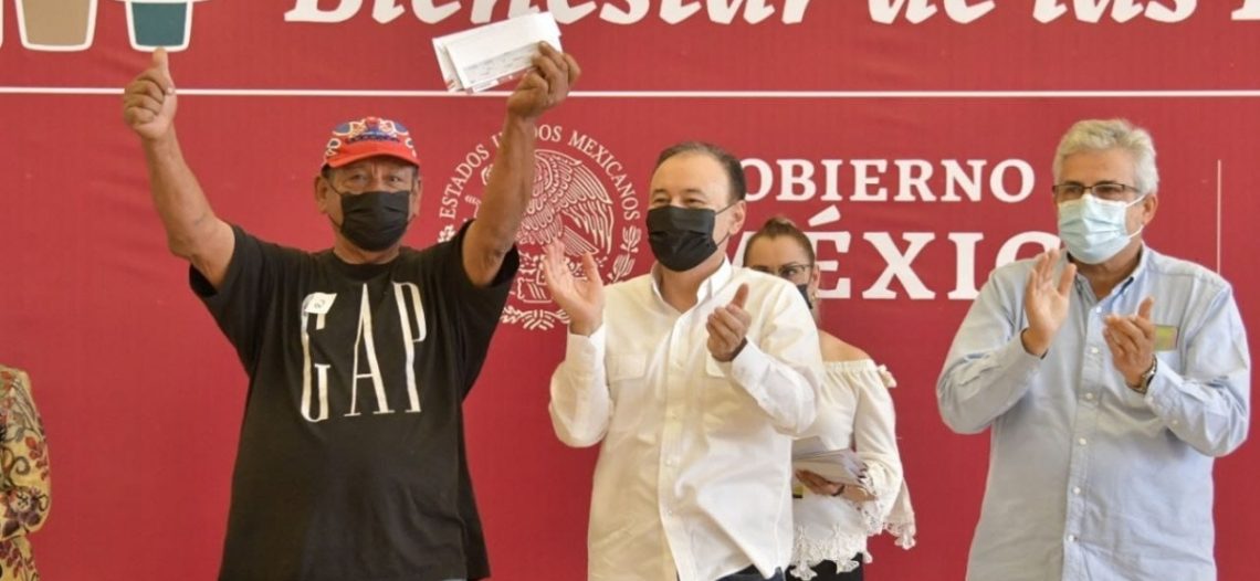 Gobernador Alfonso Durazo entrega tarjetas de Bienestar a adultos mayores