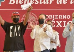 Gobernador Alfonso Durazo entrega tarjetas de Bienestar a adultos mayores