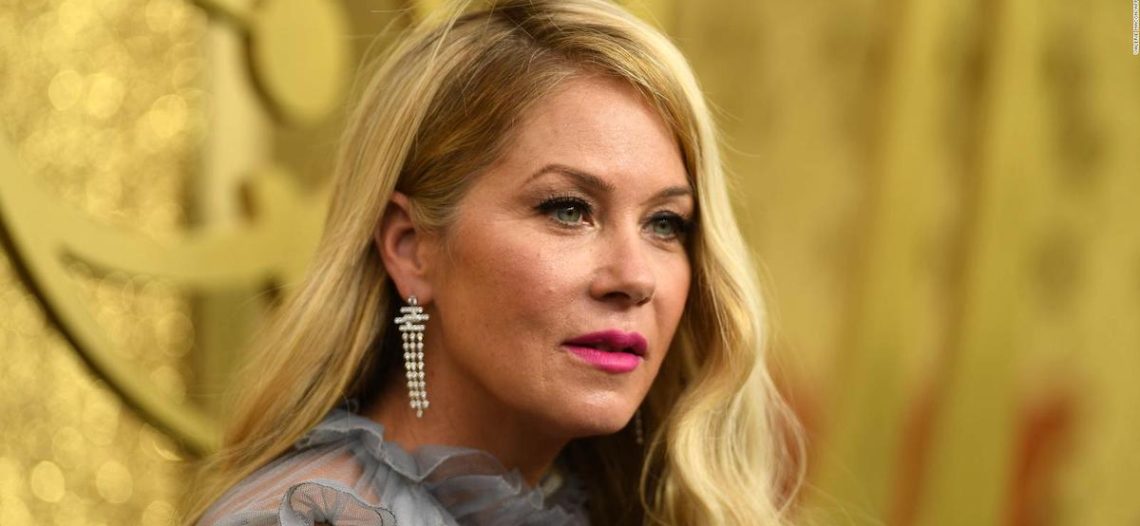 Christina Applegate actualiza sus seguidores sobre su lucha contra la esclerosis multiple