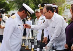 Entregan condecoraciones a elementos por el Día de la Armada de México
