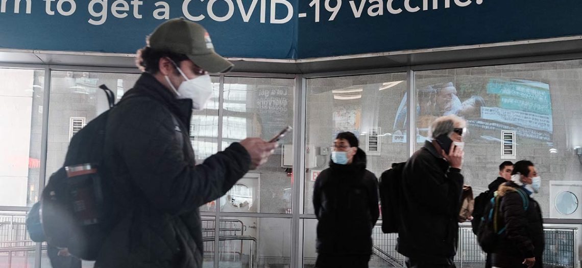 Por Ómicron, EU recomienda aplicar refuerzo de vacuna covid a todos los adultos
