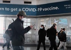 Por Ómicron, EU recomienda aplicar refuerzo de vacuna covid a todos los adultos