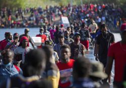 México dará asilo a 52 mil haitianos; caravana acepta apoyo y se disuelve
