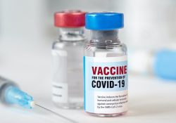 Vacunas covid podrían ser menos efectivas contra nueva variante: Reino Unido