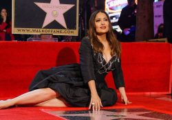 Salma Hayek devela su estrella en Hollywood