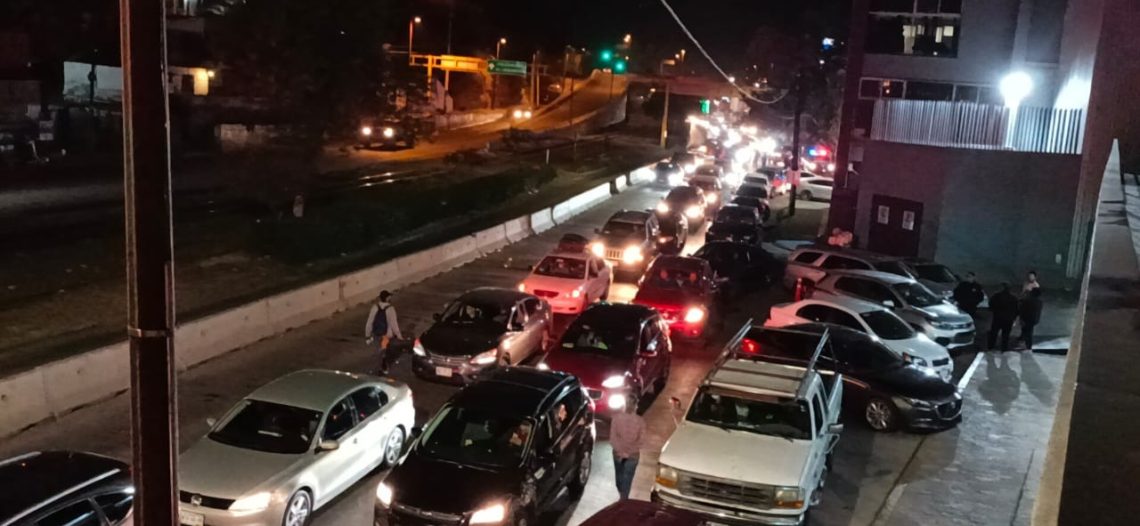 Los alcaldes reciben en Nogales a mexicanos que cruzan la línea hacia Estados Unidos