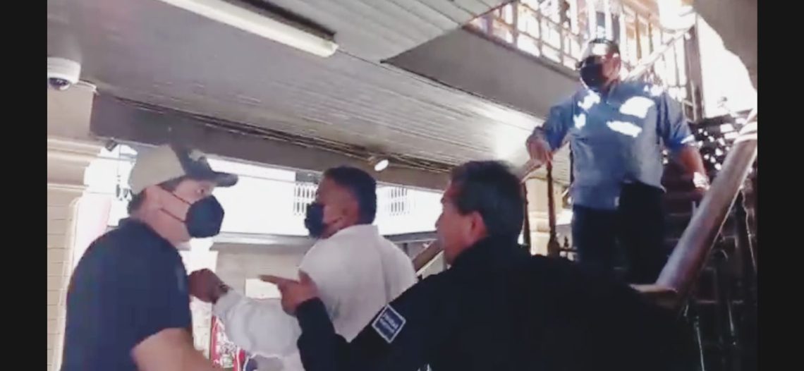 Riñen comunicador y ex funcionarios municipales guaymenses y llegan a las manos