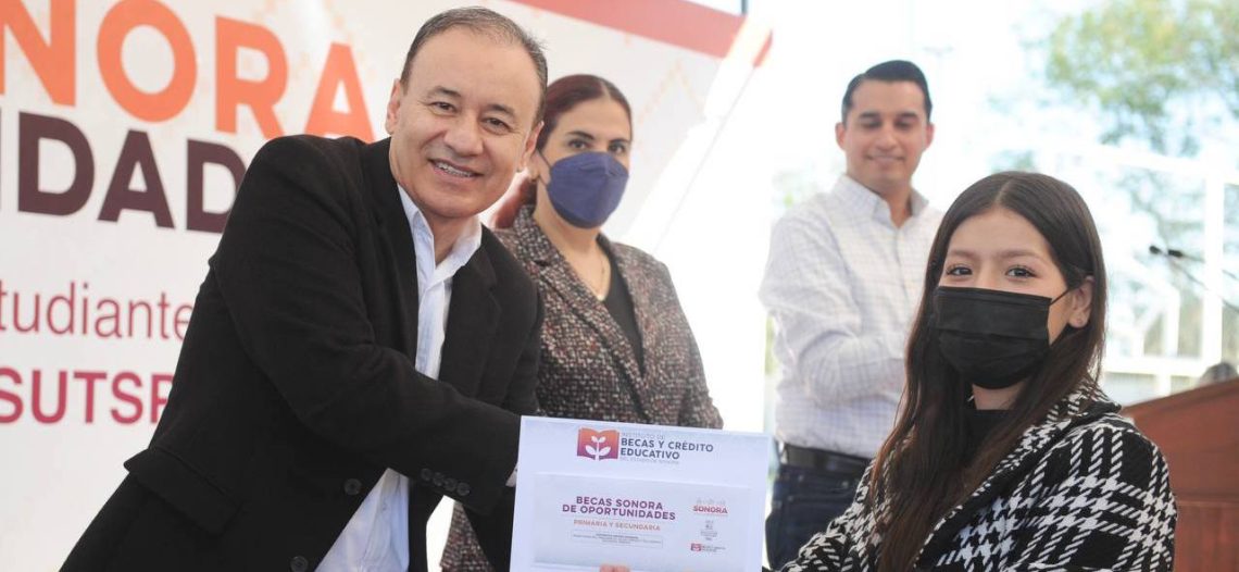 Entrega gobernador Alfonso Durazo becas a hijas e hijos de trabajadores públicos