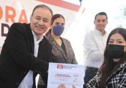 Entrega gobernador Alfonso Durazo becas a hijas e hijos de trabajadores públicos