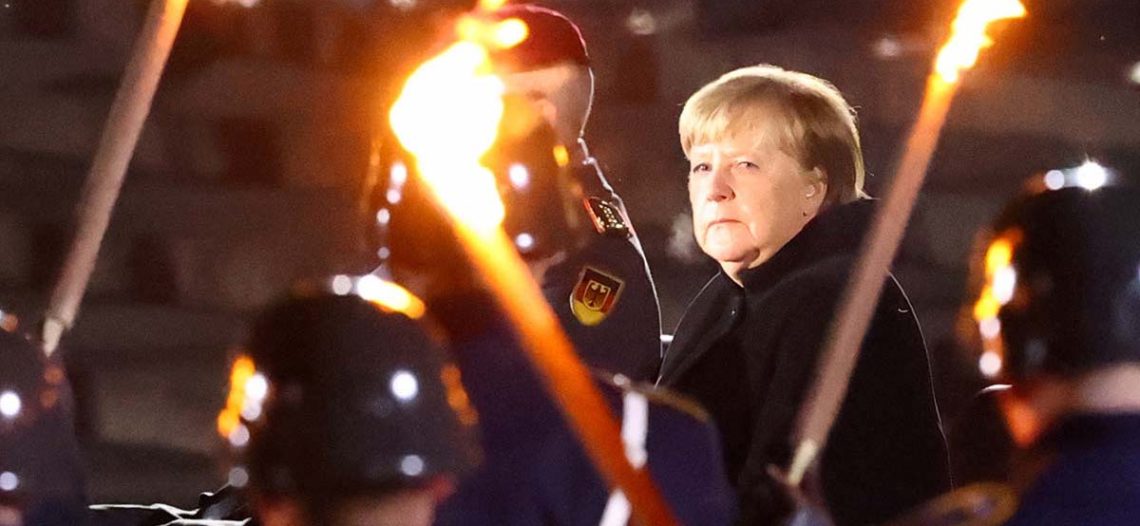 Despiden a Angela Merkel con imponente ceremonia militar