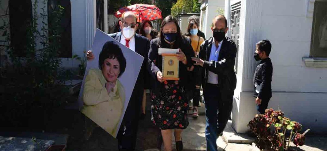 Depositan las cenizas de Carmen Salinas en cripta del Panteón Español