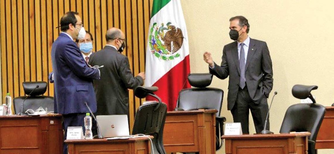 INE cierra filas ante denuncia por revocación; ven intimidación por aplazar consulta