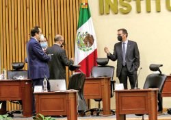 INE cierra filas ante denuncia por revocación; ven intimidación por aplazar consulta
