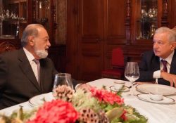 Slim pagó 28 mil mdp a México por venta de filial de América Móvil en EU: López Obrador