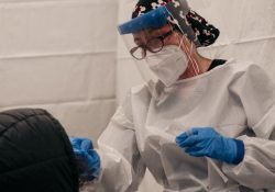 EU reduce a la mitad de tiempo el aislamiento por covid-19 sin síntomas