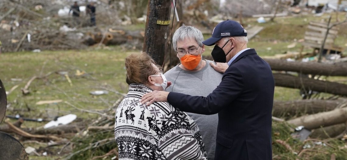 Biden promete más ayuda tras ola de tornados en EU