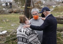 Biden promete más ayuda tras ola de tornados en EU