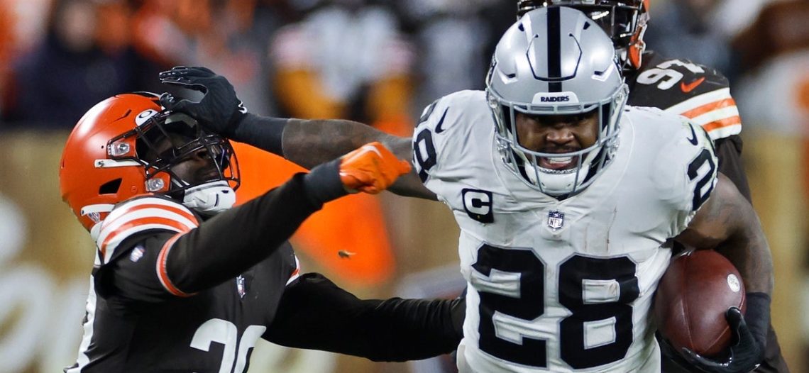 Raiders triunfan y se aferran a un lugar en playoffs