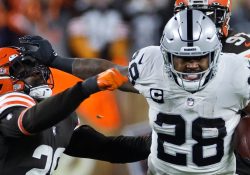 Raiders triunfan y se aferran a un lugar en playoffs
