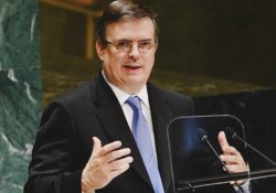 En EU, nominan a Ebrard como persona del año; le gana fama su demanda contra fabricantes y distribuidores de armas