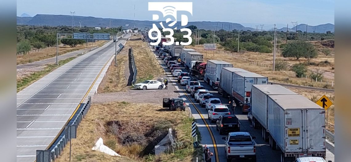 Saturadas las casetas de cobro: interminables filas irritan a viajeros