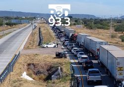Saturadas las casetas de cobro: interminables filas irritan a viajeros