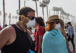 Uso de cubrebocas vuelve a hacer obligatorio en lugares públicos de California