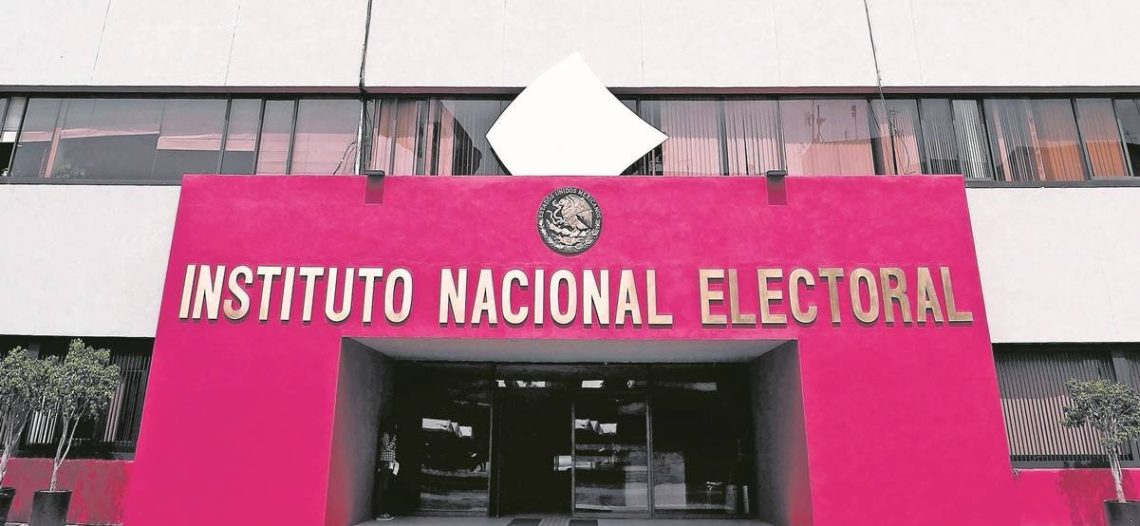 Corte ordena continuar proceso de revocación; concede suspensión contra acuerdo del INE