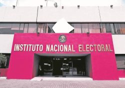 Corte ordena continuar proceso de revocación; concede suspensión contra acuerdo del INE