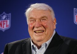 Muere John Madden, legendario entrenador de los Raiders