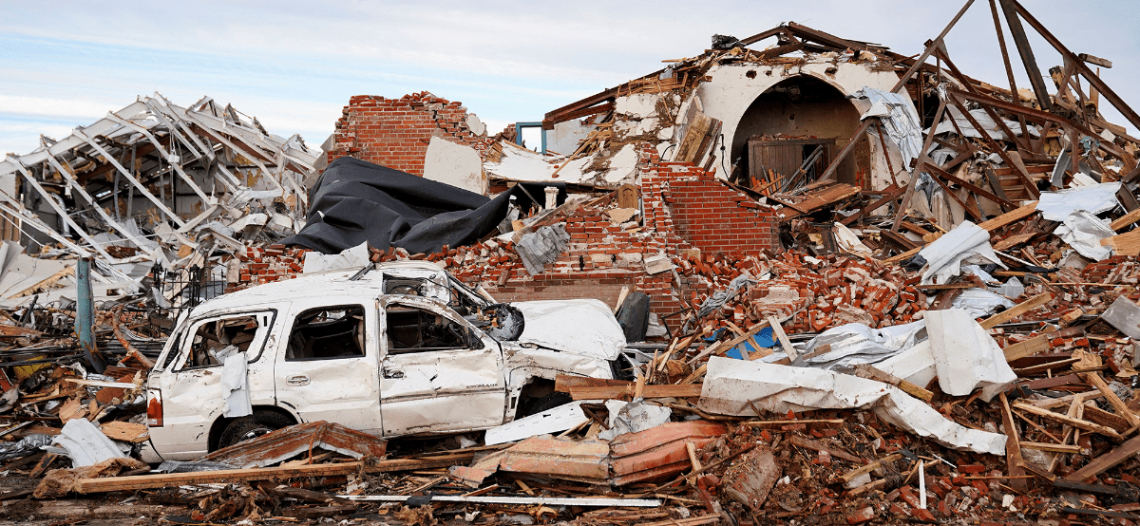 Tornados en EU dejaron “una zona de guerra”; buscan sobrevivientes