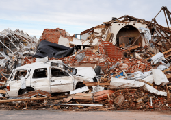 Tornados en EU dejaron “una zona de guerra”; buscan sobrevivientes