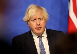 Por fiesta covid quieren renuncia de Boris; ofrece disculpas