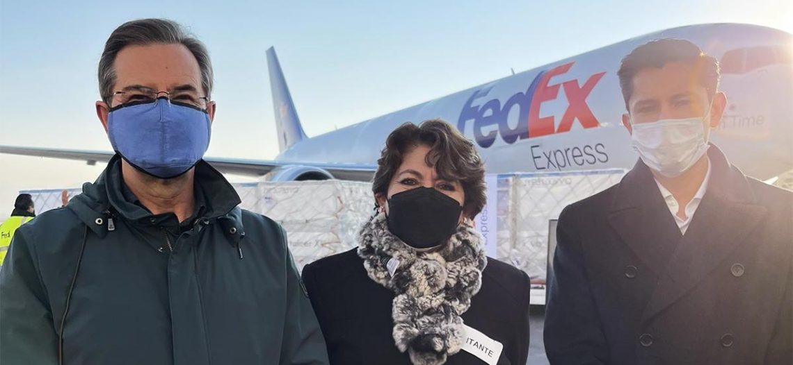 Llegan casi 3 millones de vacunas para maestras y maestros al Aeropuerto de Toluca
